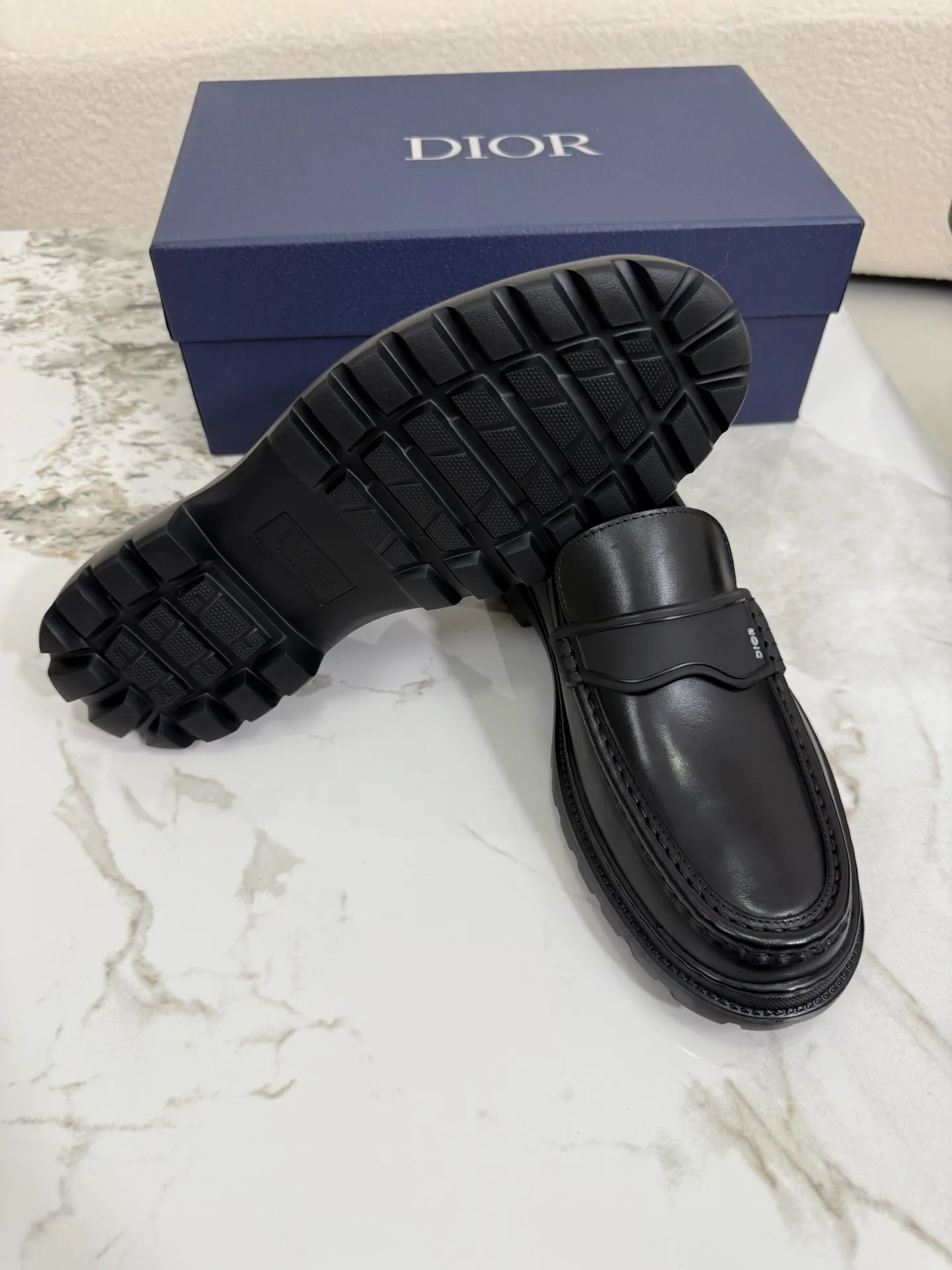 [ DIOR ] Top P: 820💰 ▪️Size: 39-44 (customized for 38.45) Top male leather shoes DIOR Dior combines high-quality materials and exquisite details. The imported cowhide leather upper is embellished with Gancio buckles, showing a luxurious style. Imported cattle. TP sole is light and flexible in texture